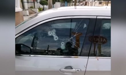 Balacean a la viuda e hijos de Beto Quintanilla a las afueras de un restaurante