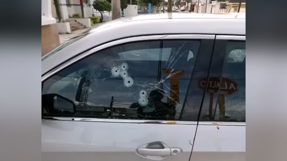 Balacean a la viuda e hijos de Beto Quintanilla a las afueras de un restaurante
