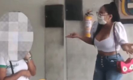 Escuela discrimina a madre de familia por vestir ‘inapropiadamente’ (video)