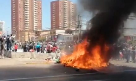 Manifestantes chilenos rechazan a migrantes; les queman sus pertenencias
