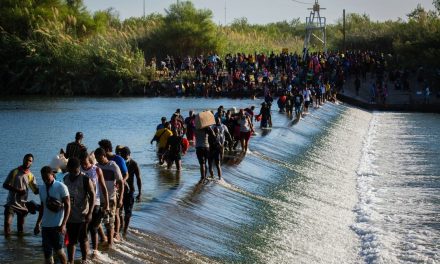 EU deportará en vuelos a migrantes varados en Texas