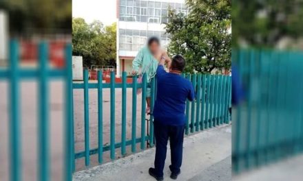 Con bata y hasta el suero en mano; mujer intenta escapar del IMSS