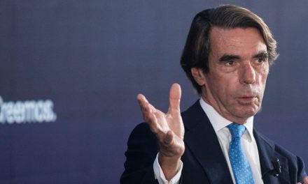 Expresidente de España se burla de AMLO y Morena lo llama ‘asno’