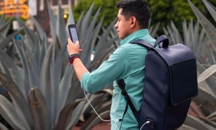 Mexicanos crean mochila hecha con piel de nopal y cargador solar