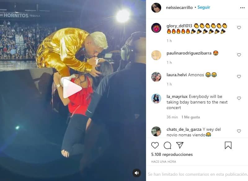 Maluma festeja a cumpleañera con beso en la boca