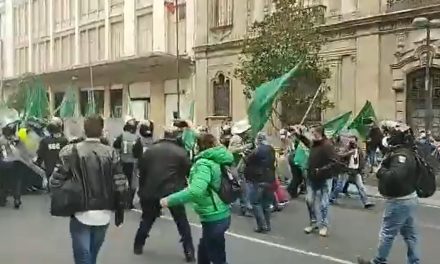 Campesinos y policías chocan en el Zócalo de la CDMX