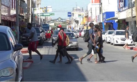 Migrantes viven abusos de taxistas y algunos comercios