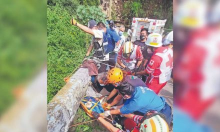 Chismoso se acerca a ver accidente y termina muerto en Morelos