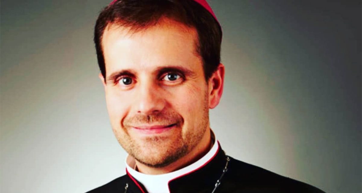 ¿Servir a Dios o vivir con una escritora de erotismo? La dura decisión de un obispo