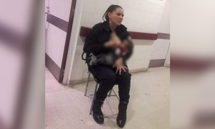 Abandonan a bebé desnutrido y policía lo amamanta para salvarle la vida