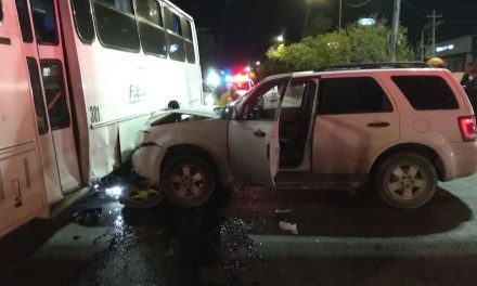 Borracho prensa a motociclista que esperaba la luz verde en el semáforo