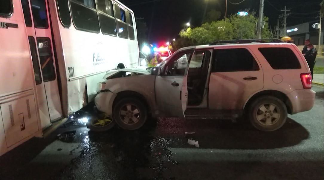 Borracho prensa a motociclista que esperaba la luz verde en el semáforo