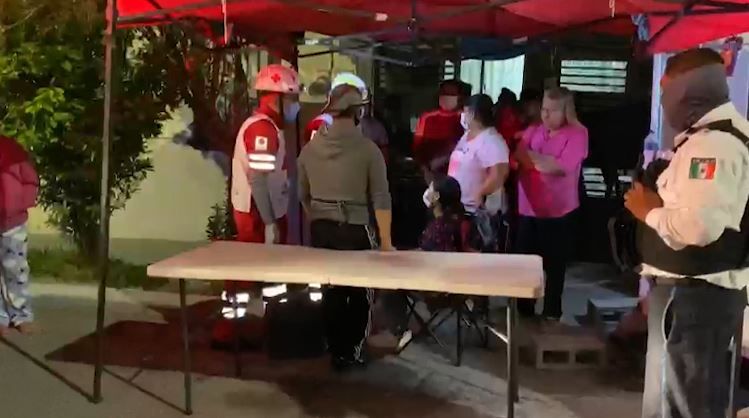 Choca contra puesto de comida; dos personas resultan lesionadas