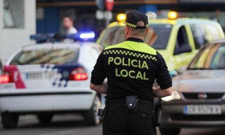 Encapuchados marcan el glúteo a un joven con la palabra maricón en España