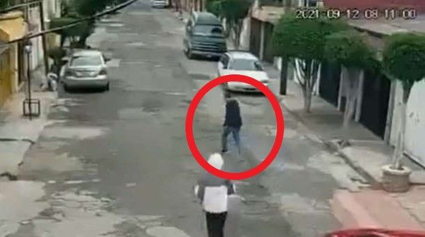 Corriendo logra salvarse de asaltante en Ecatepec (video)