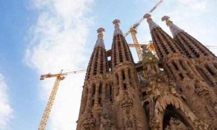 En lo más alto de la Sagrada Familia se verá una cruz iluminada de 17 metros