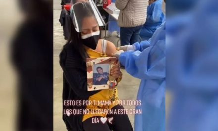 “Esto es por ti, mamá”: joven se vacuna contra el Covid-19 con foto de su abuela