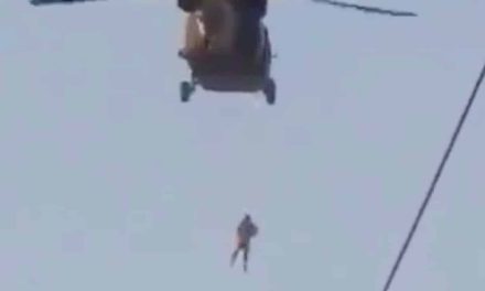 Talibanes cuelgan a un hombre de un helicóptero de Estados Unidos
