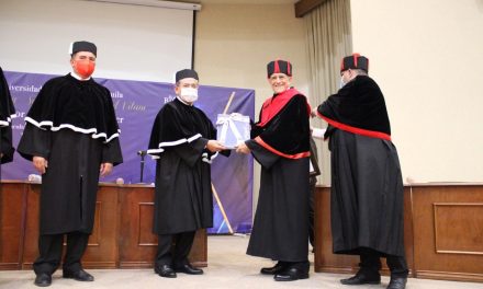 Entrega la UAdeC grado de Maestro Ad Vitam al doctor Adolfo Orive