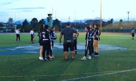 Se prepara el recién formado equipo de tochito femenil: Águilas Plateadas del CONALEP