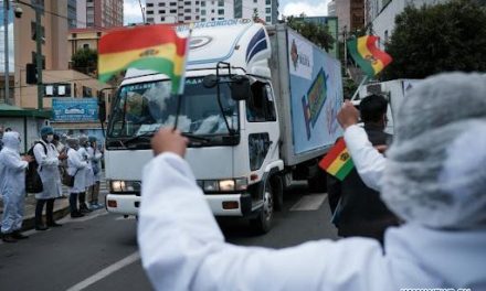Regalan cerveza a jóvenes vacunados en Bolivia