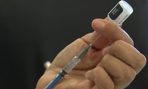 Estados Unidos aprueba tercera dosis de Pfizer para adultos mayores de 65 años y personas de alto riesgo