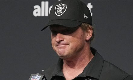 Jon Gruden renuncia como coach de Raiders por correos racistas, misóginos y homofóbicos