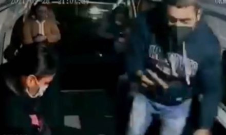 ‘¿No que no traías?’; golpea a pasajero en asalto a combi en Estado de México (video)