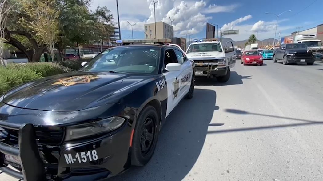 Saltó al camellón y arrolló a vendedor de semillas