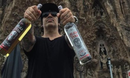 El baterista de Maná muestra su tequila “Mala Vida”