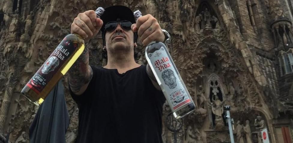 El baterista de Maná muestra su tequila “Mala Vida”