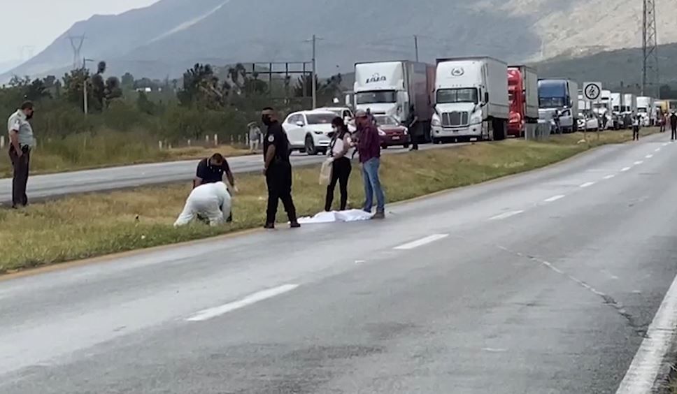 Encuentran hombre sin vida en la carretera Torreón-Saltillo