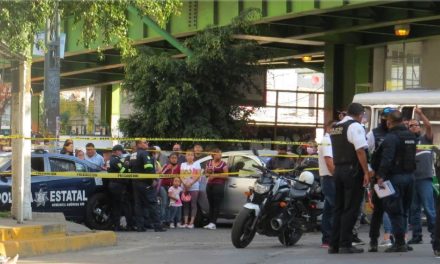 Amigas en moto mueren trágicamente; cayeron siete metros de distribuidor en Estado de México (video)
