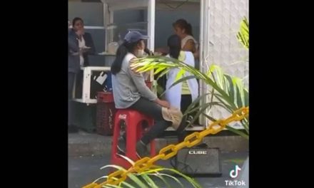Viralizan a joven que canta la Llorona en puesto de tacos en CDMX
