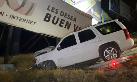 ¡Ebrio y correlón! Choca, se sube a cerro y ‘se frena’ contra espectacular en Ramos Arizpe