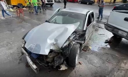 Sujetos intoxicados chocan y se dan a la fuga; testigos los entregan a la Policía