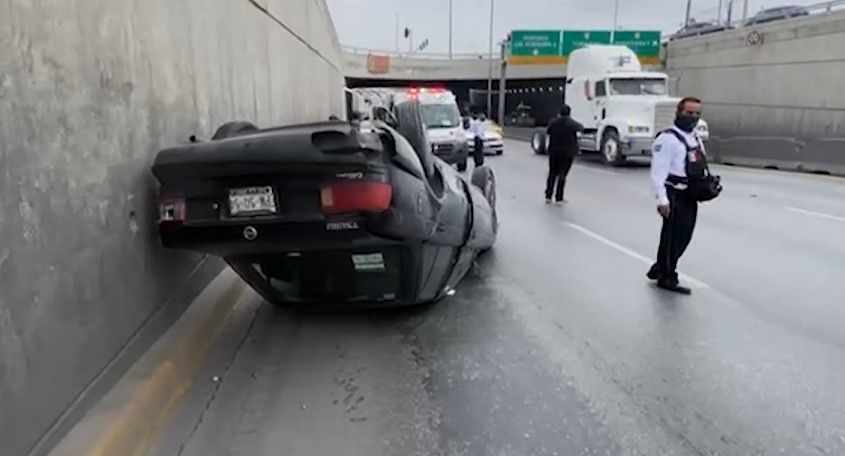 Sale ileso tras volcadura en periférico de Saltillo