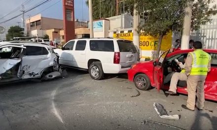 Trailero choca y destruye 3 vehículos en Saltillo