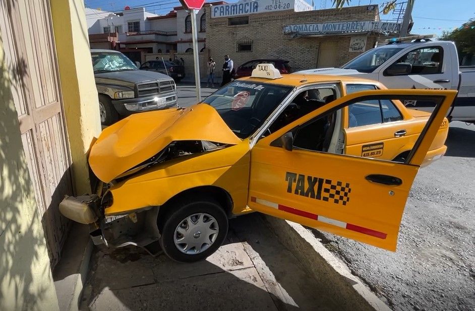 Se pasa alto y taxi lo choca en Saltillo