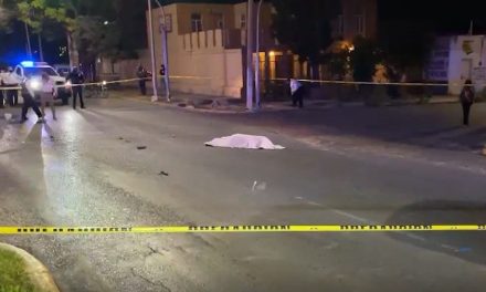 ¡Carrera hacia la muerte! Motociclista muere embestido al pasarse luz roja en Saltillo