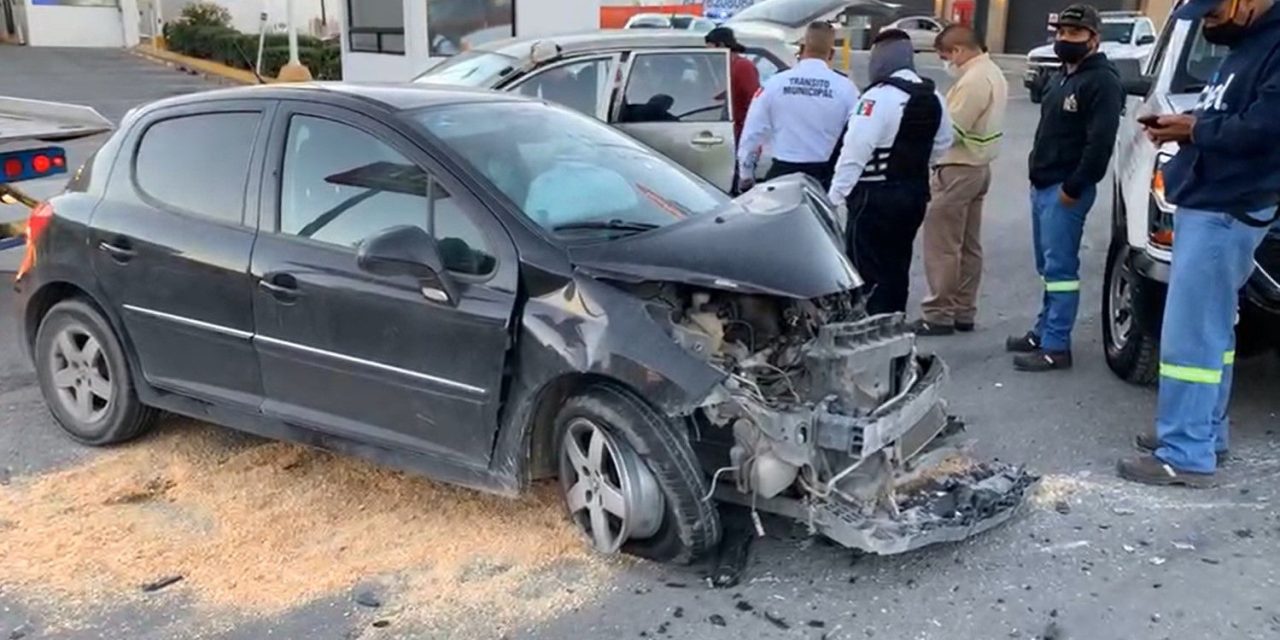 Ebrio termina su fiesta al chocar contra camión al norte de Saltillo