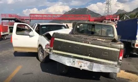 Ebrio provoca accidente al sur de Saltillo; intenta huir dejando herida a mujer