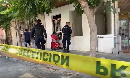 Muere abuelito en la puerta de su casa en el Centro de Saltillo