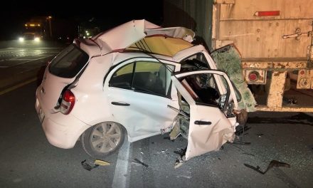 ¡Sobrevive de milagro! Estrella su auto contra caja de tráiler en la carretera a Zacatecas
