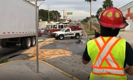 Tráiler derrama 300 litros de diésel tras chocar contra poste en Saltillo