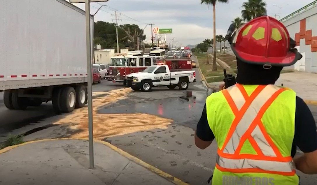 Tráiler derrama 300 litros de diésel tras chocar contra poste en Saltillo