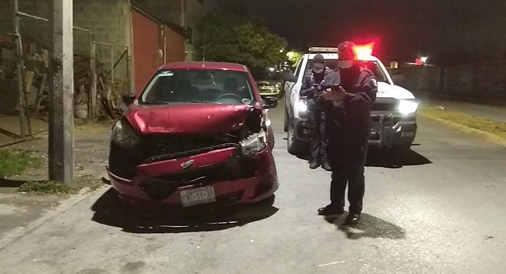 Se ‘le atraviesa’ a ebrio, camioneta estacionada en colonia de Saltillo