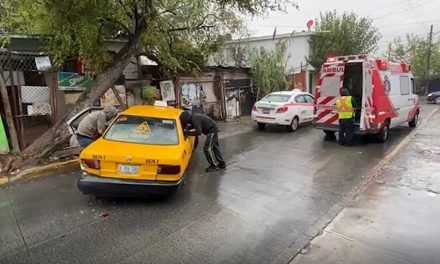 Taxi derrapa ‘de bajada’ y lo chocan; 2 pasajeras resultan lesionadas