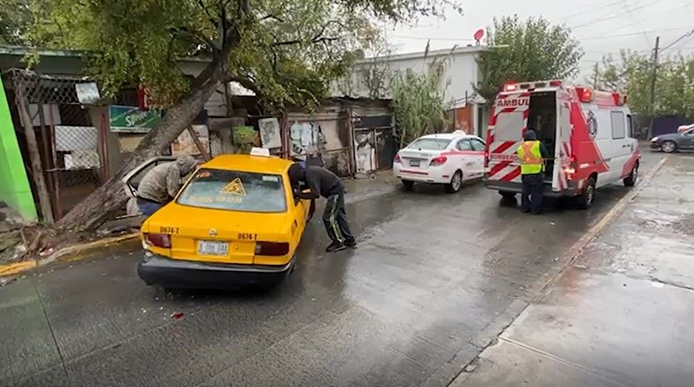 Taxi derrapa ‘de bajada’ y lo chocan; 2 pasajeras resultan lesionadas