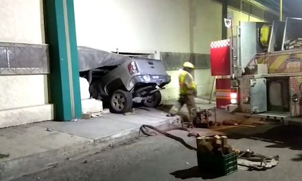 Anciano sale de bar y encuentra la muerte; choca contra barda de colegio en Saltillo